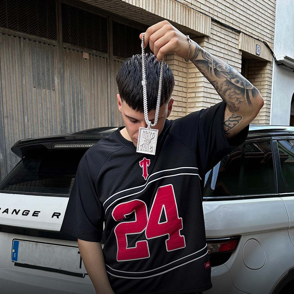 Maktub wearing 1THINGZ1