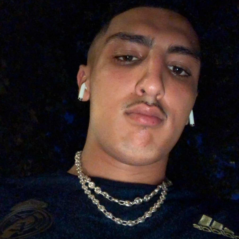 Customer wearing 1THINGZ1